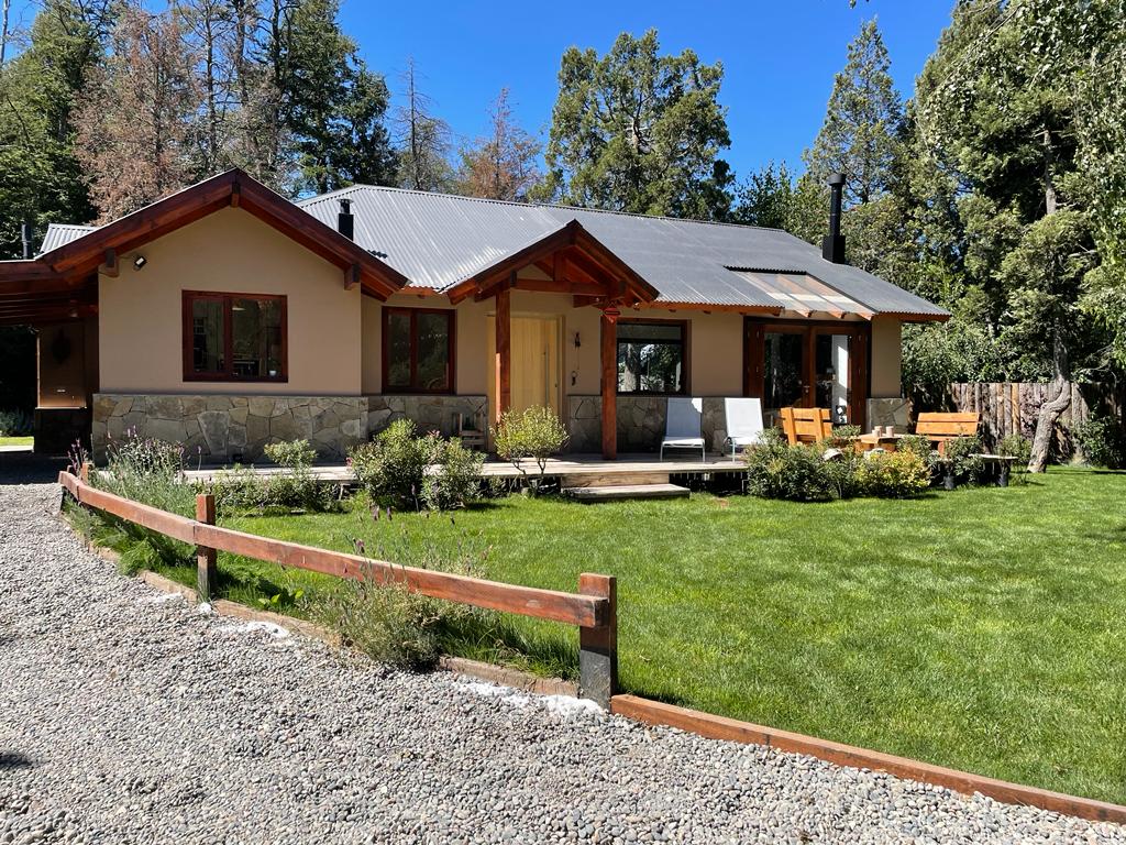 Casa Azul Limay, con jardín y quincho en Villa La Angostura