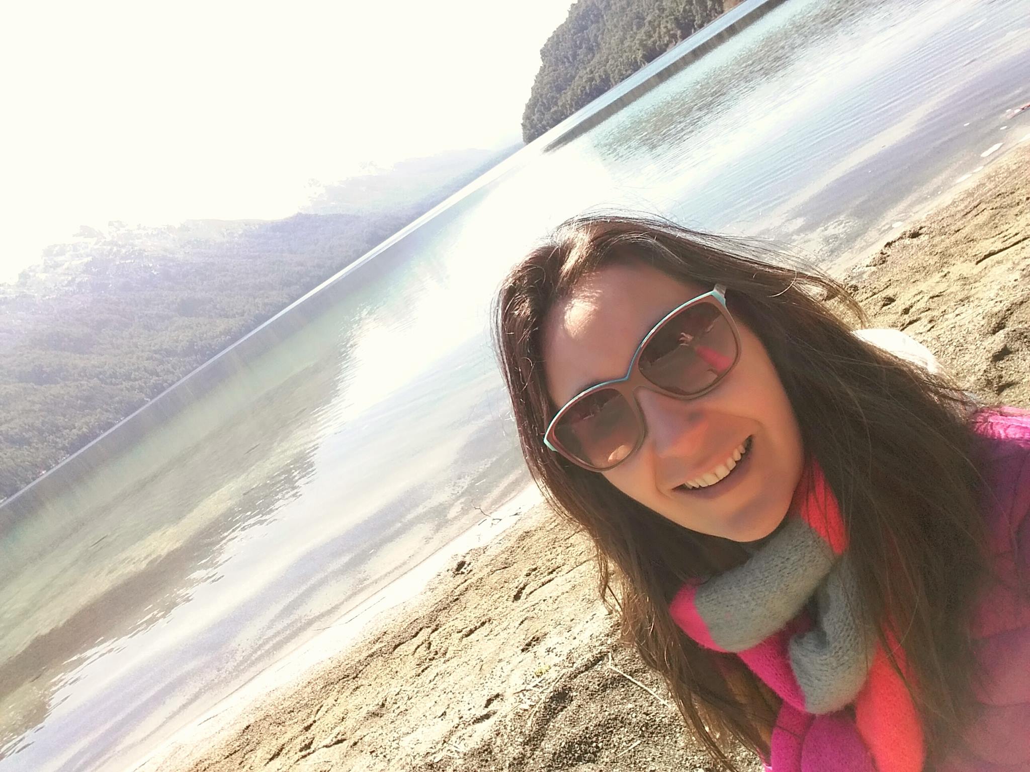Carolina, anfitriona de Patagonia Host, en la playa del lago en Villa La Angostura