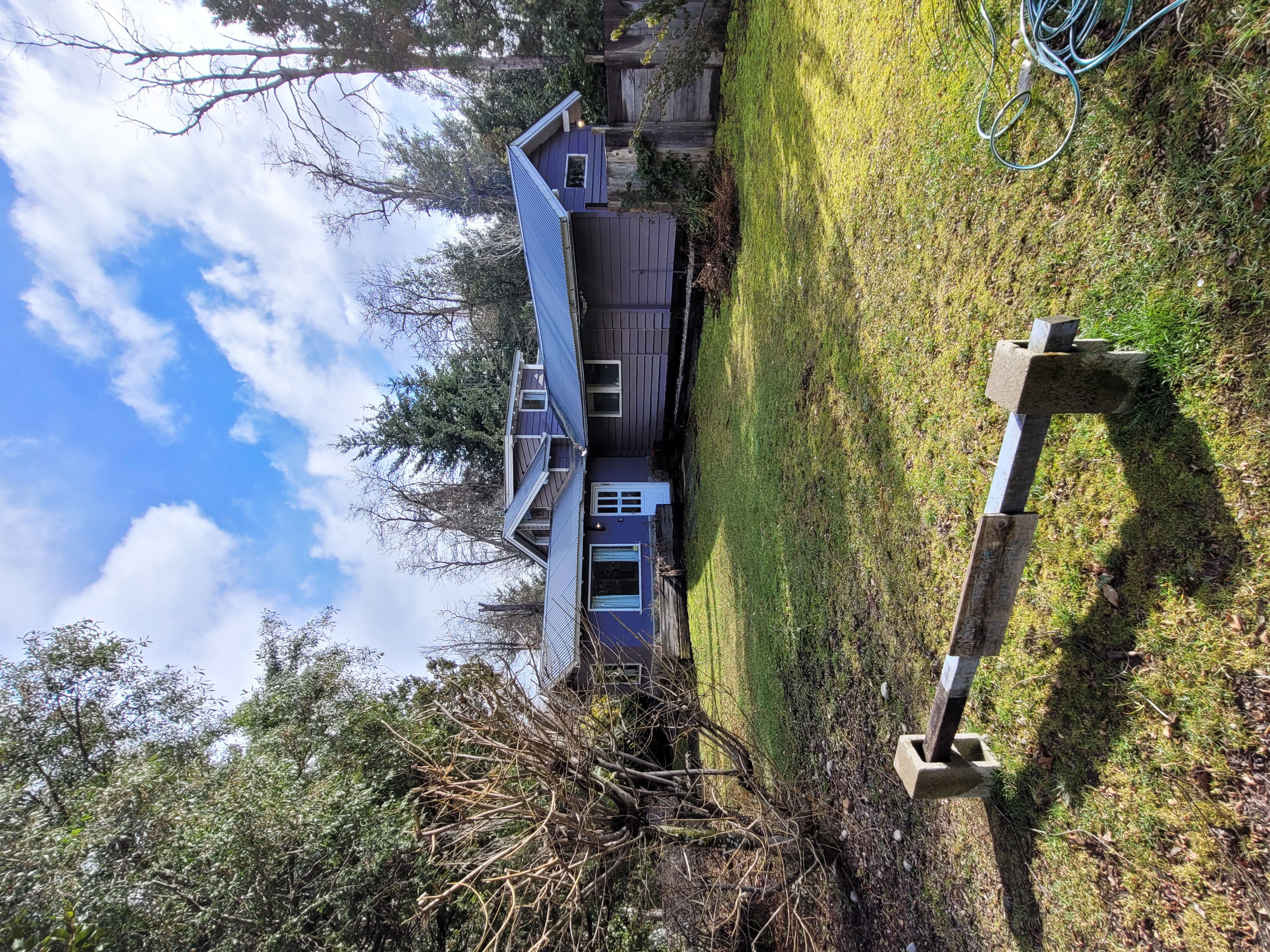 Casa La Violeta, casa de dos plantas con jardín y fogón en Villa La Angostura