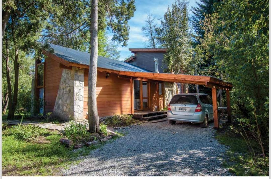 Casa Las Lilas en barrio residencial de Villa La Angostura